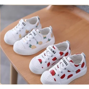 Нова Детска ежедневни обувки 2023 г.; Настолна обувки с корейски модел за момчета и момичета; апликации ягоди фини обувки с мека подметка; обувки със съкровища